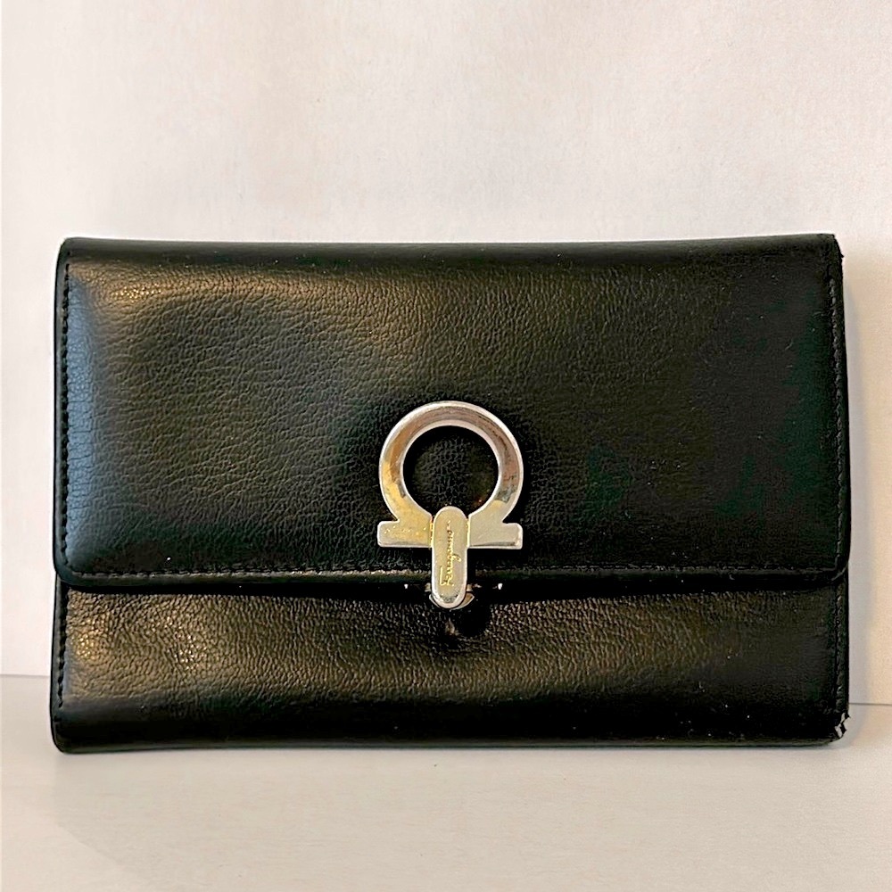 32 Salvatore Ferragamo Black Leather Snap Closure Medium Trifold Wallet